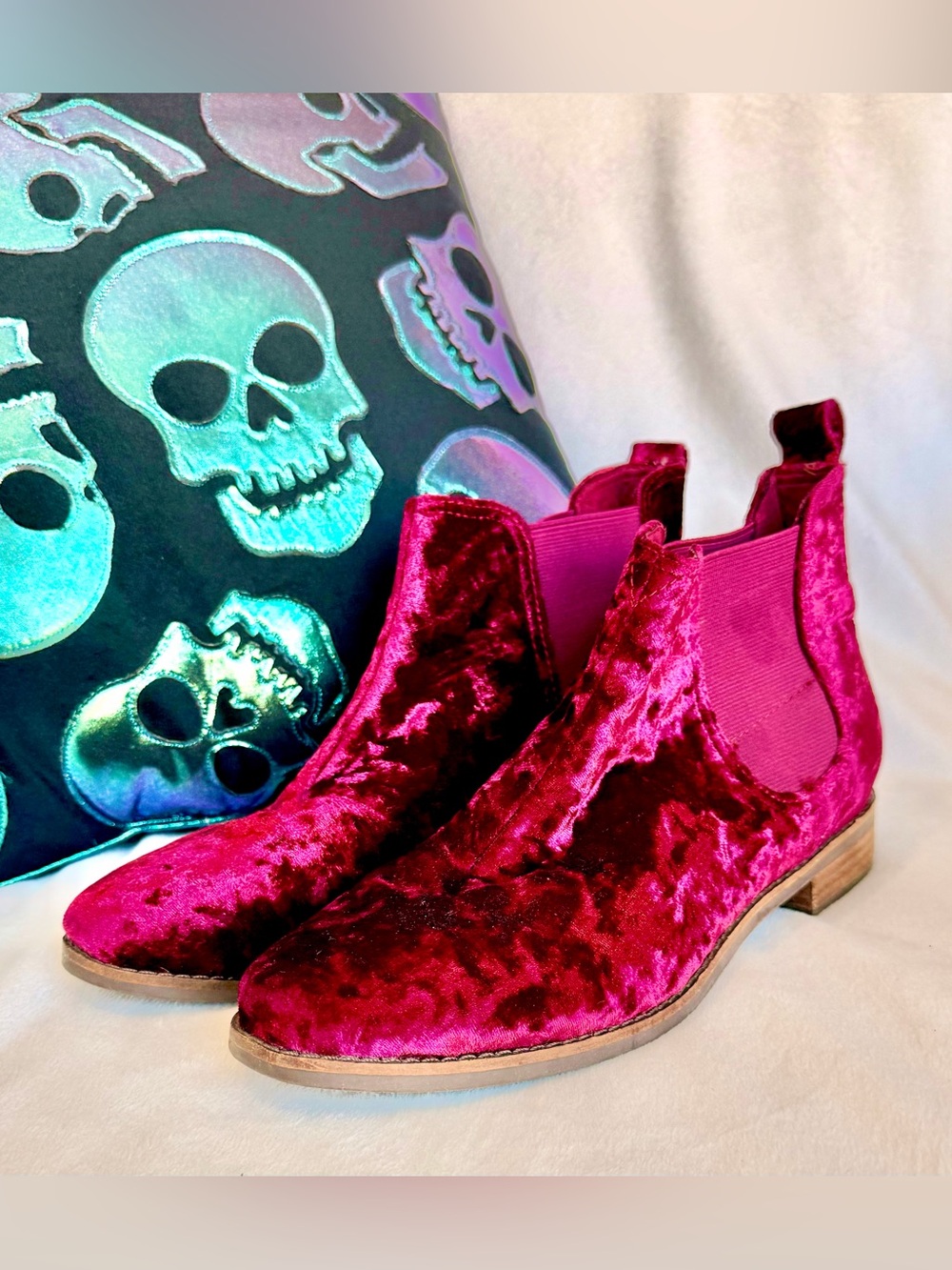 TOMS Ella Black Cherry Crushed Velvet Chelsea Booties M6
